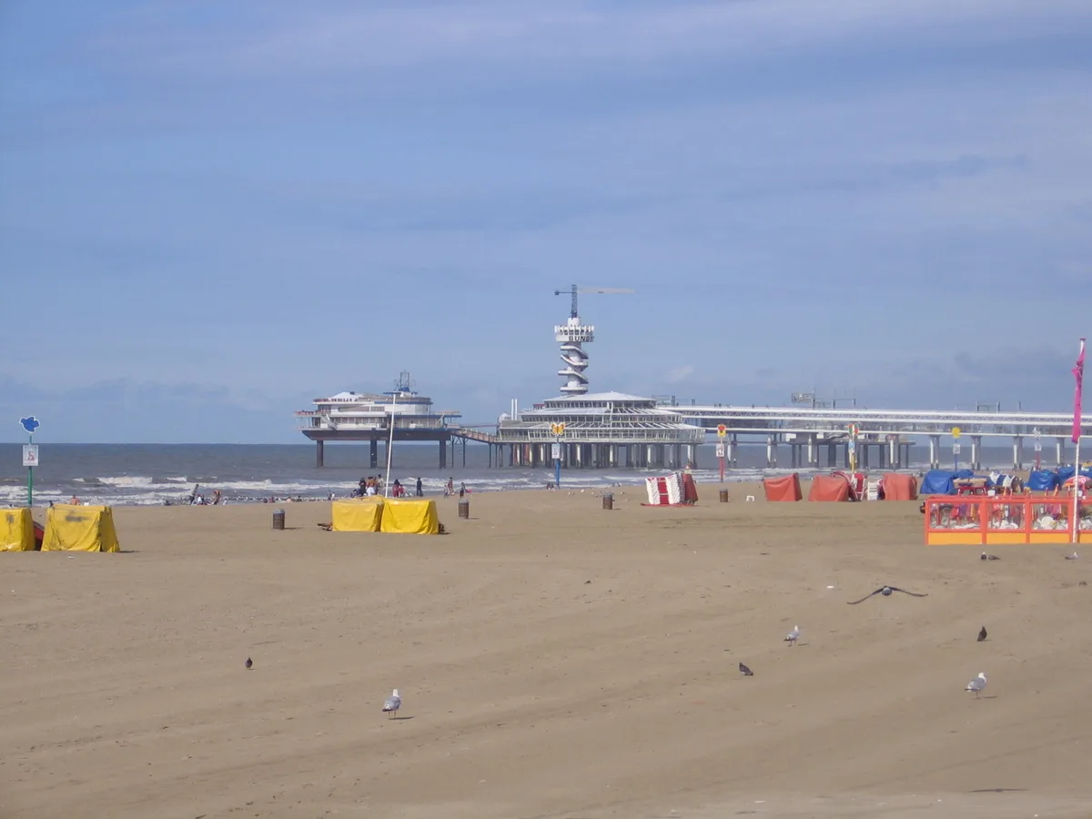 Seebrücke und Strand in Scheveningen bei Den Haag