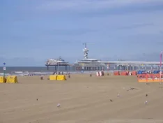 Seebrücke und Strand in Scheveningen bei Den Haag