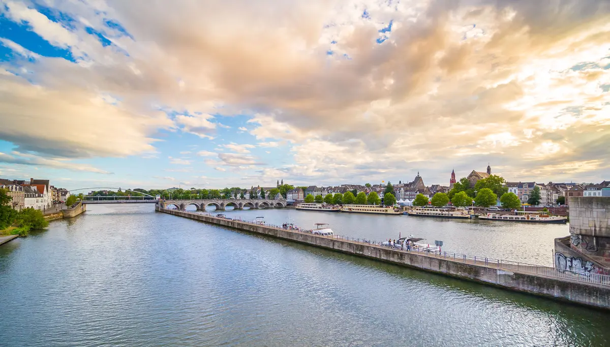 Blick über die Maas auf die Sint-Servaasbrug und die Altstadt von Maastricht.