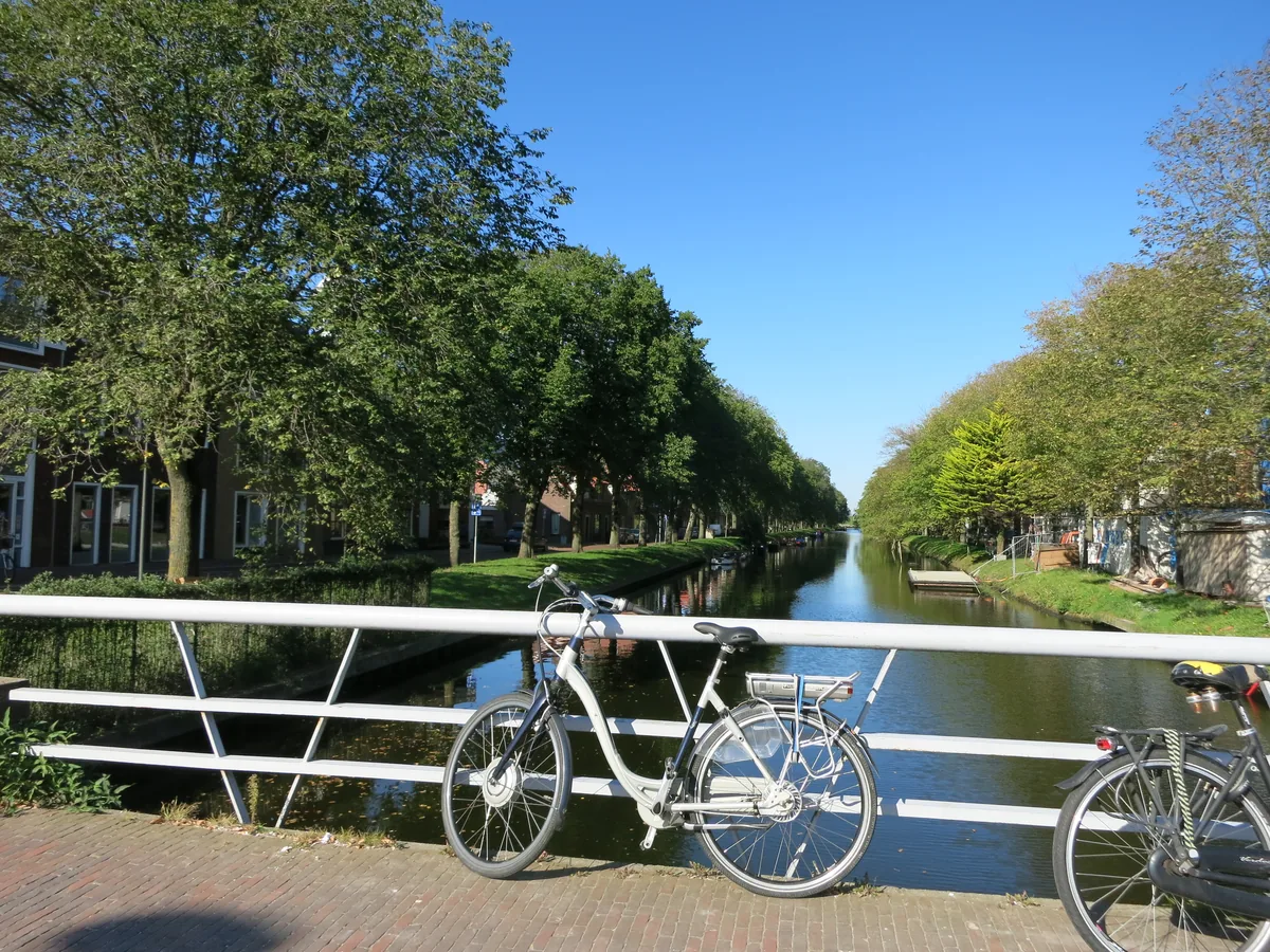 Fahrräder an einer Gracht in Den Helder