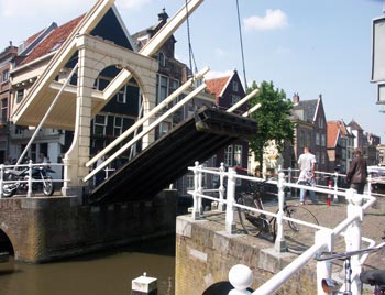 Zugbrücke einer Gracht in den Niederlande