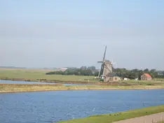 Windmühle in der flachen Landschaft von Noord-Holland