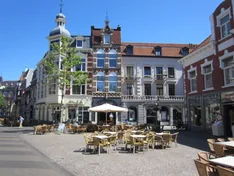Historische Häuser und Straßencafé in der Altstadt von Venlo